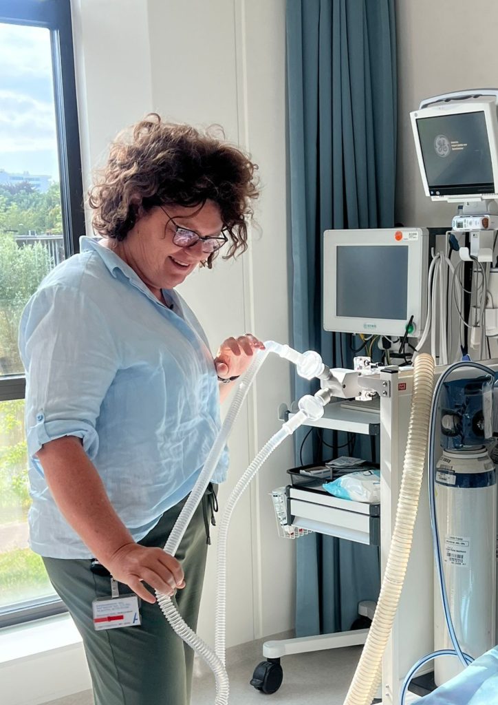 Verloskundige gebruikt fles lachgas tijdens bevalling.